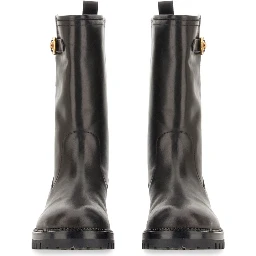 حذاء مزود بدبوس أمان