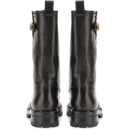 حذاء مزود بدبوس أمان