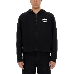 كنزة رياضية بشعار