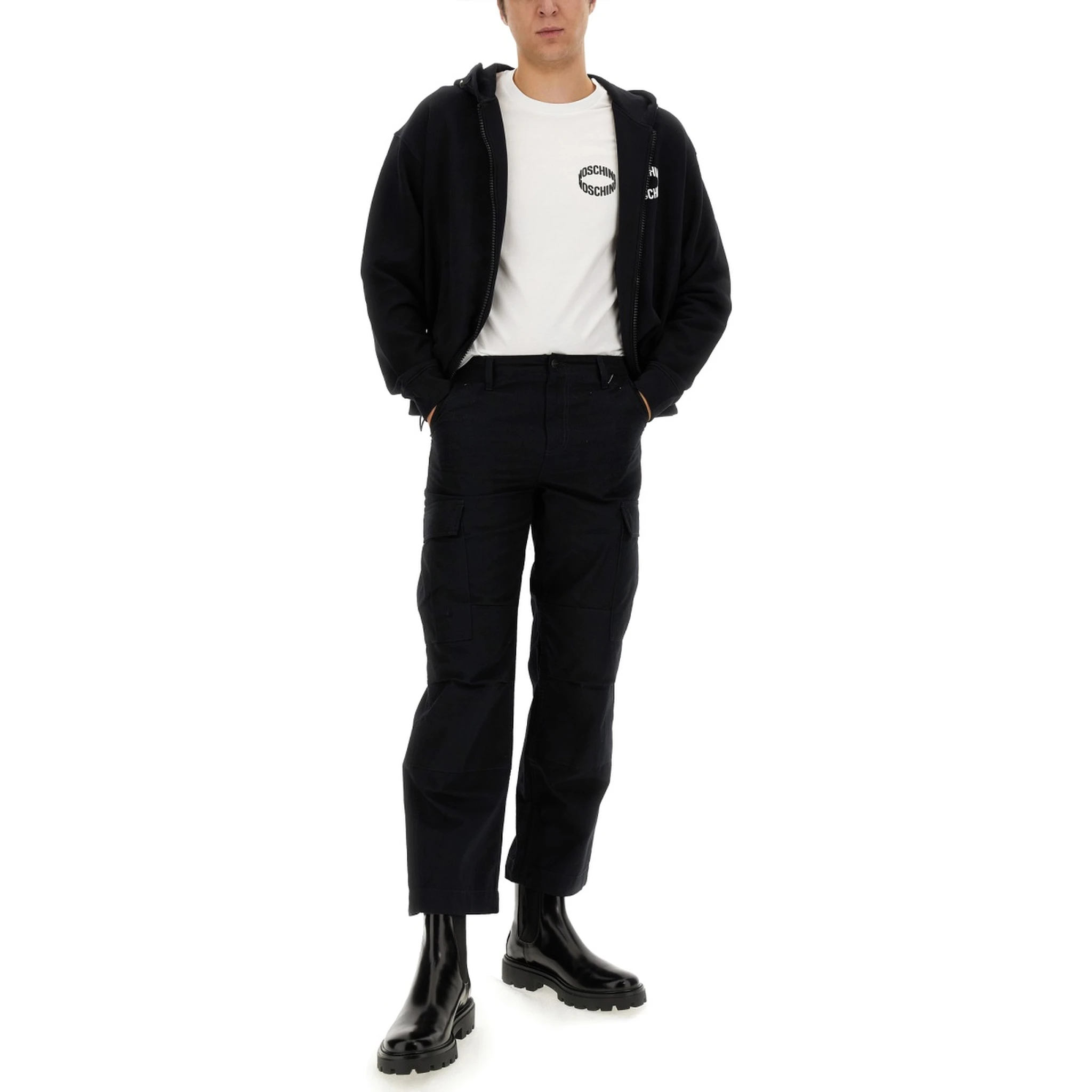 كنزة رياضية بشعار