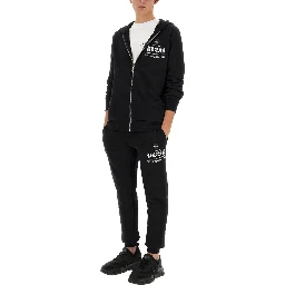 كنزة رياضية بشعار