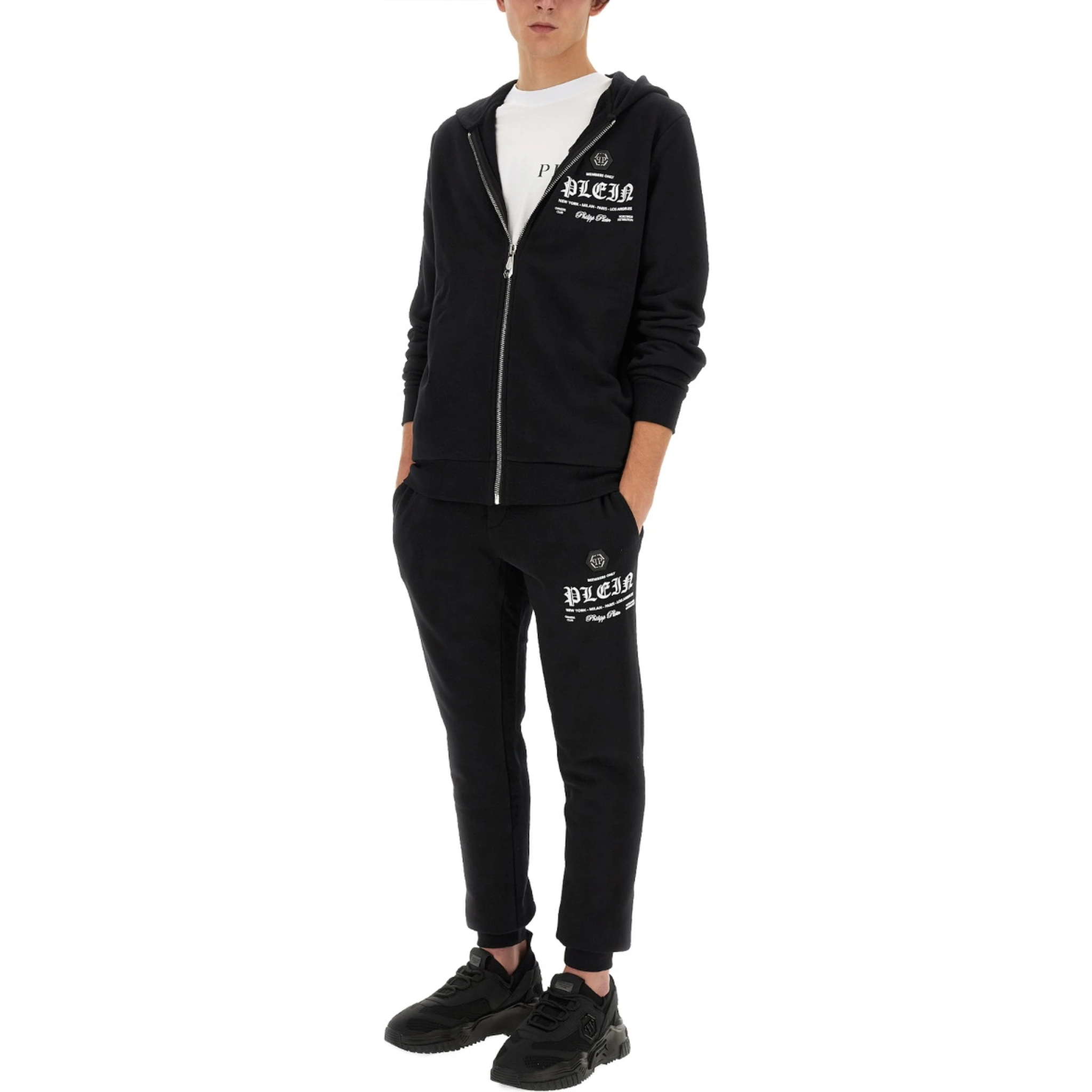 كنزة رياضية بشعار