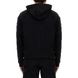 كنزة رياضية بشعار