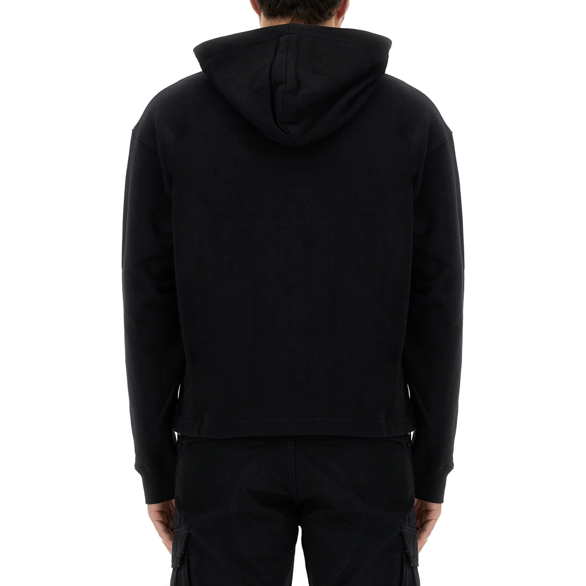 كنزة رياضية بشعار