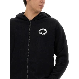 كنزة رياضية بشعار