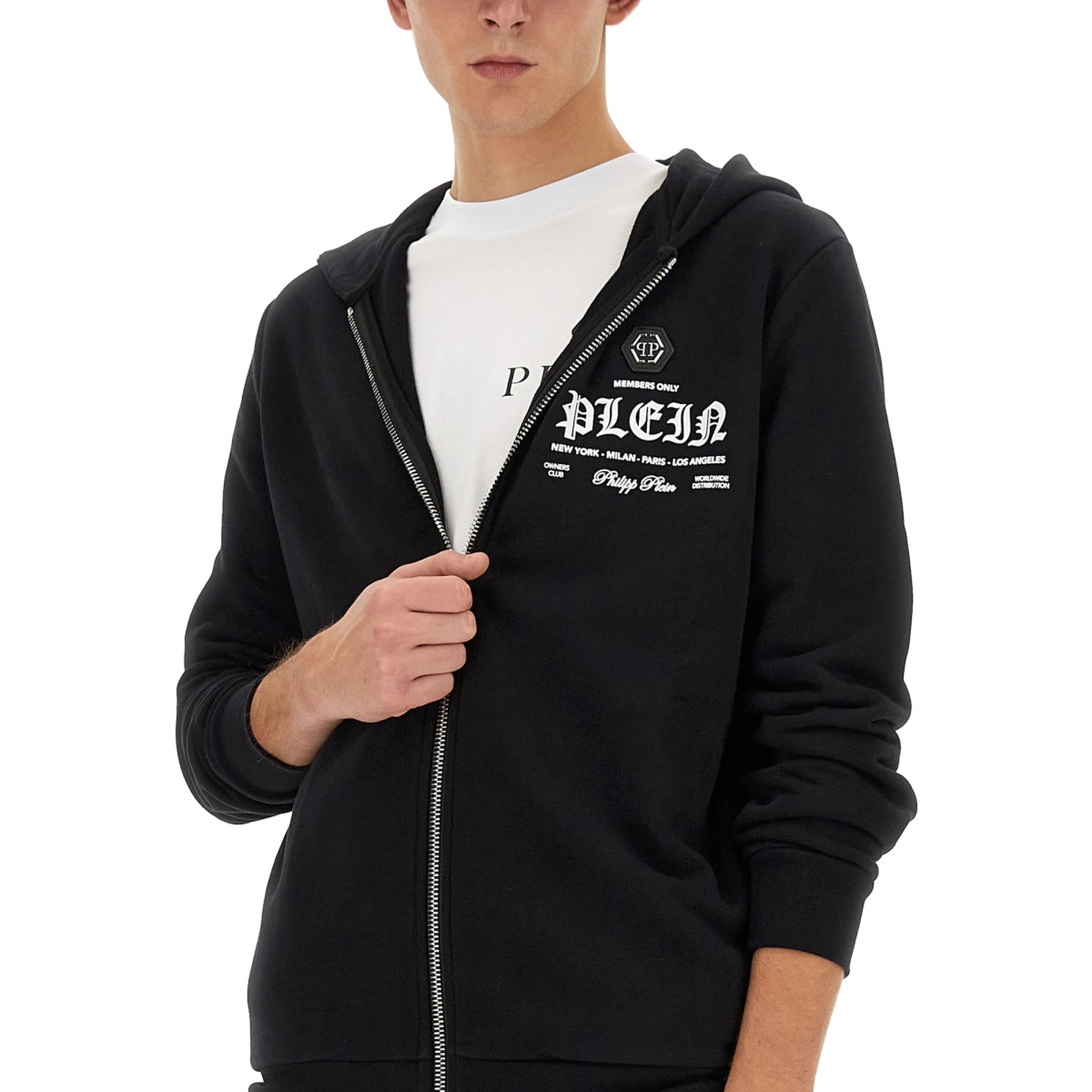 كنزة رياضية بشعار