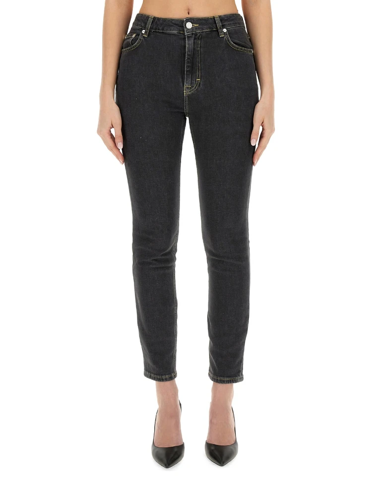 بنطلون جينز ضيق