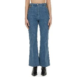 بنطلون جينز بقصة واسعة من الأسفل