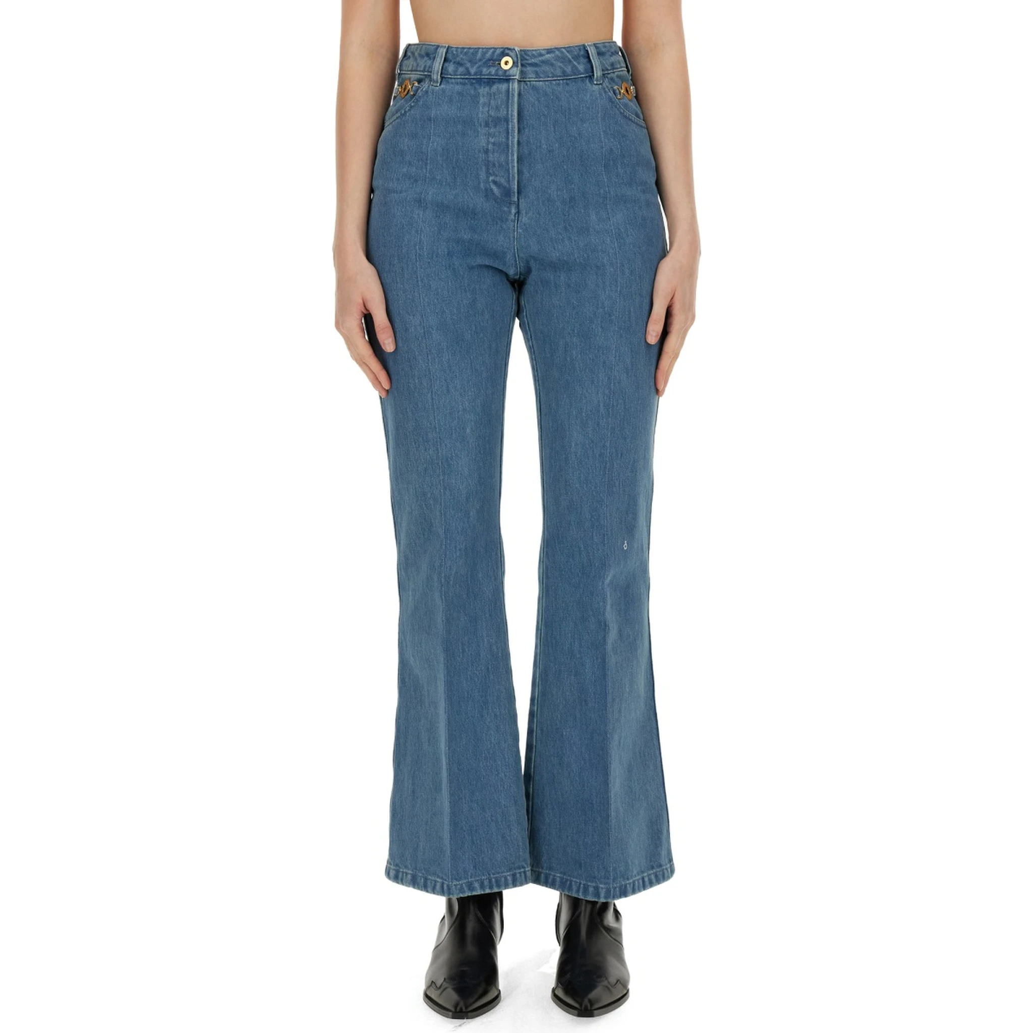 بنطلون جينز بقصة واسعة من الأسفل