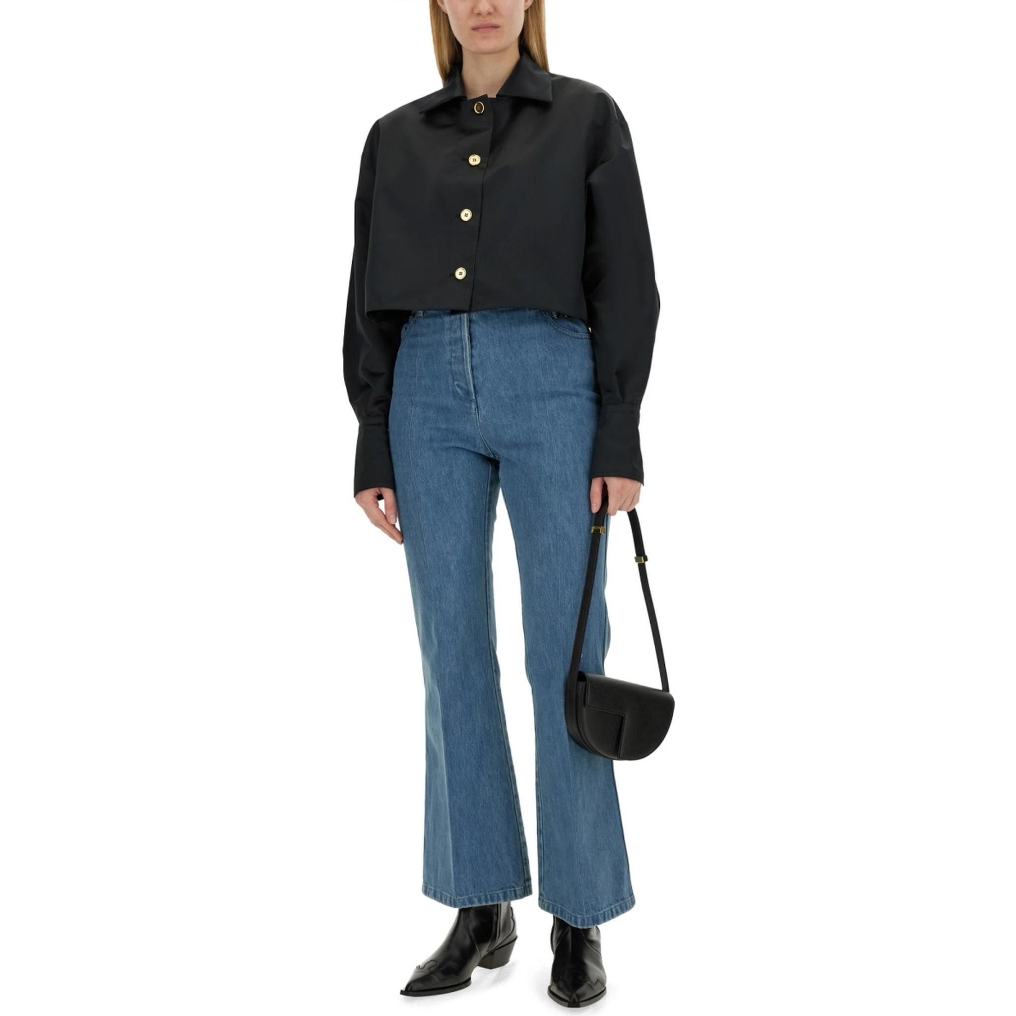 بنطلون جينز بقصة واسعة من الأسفل