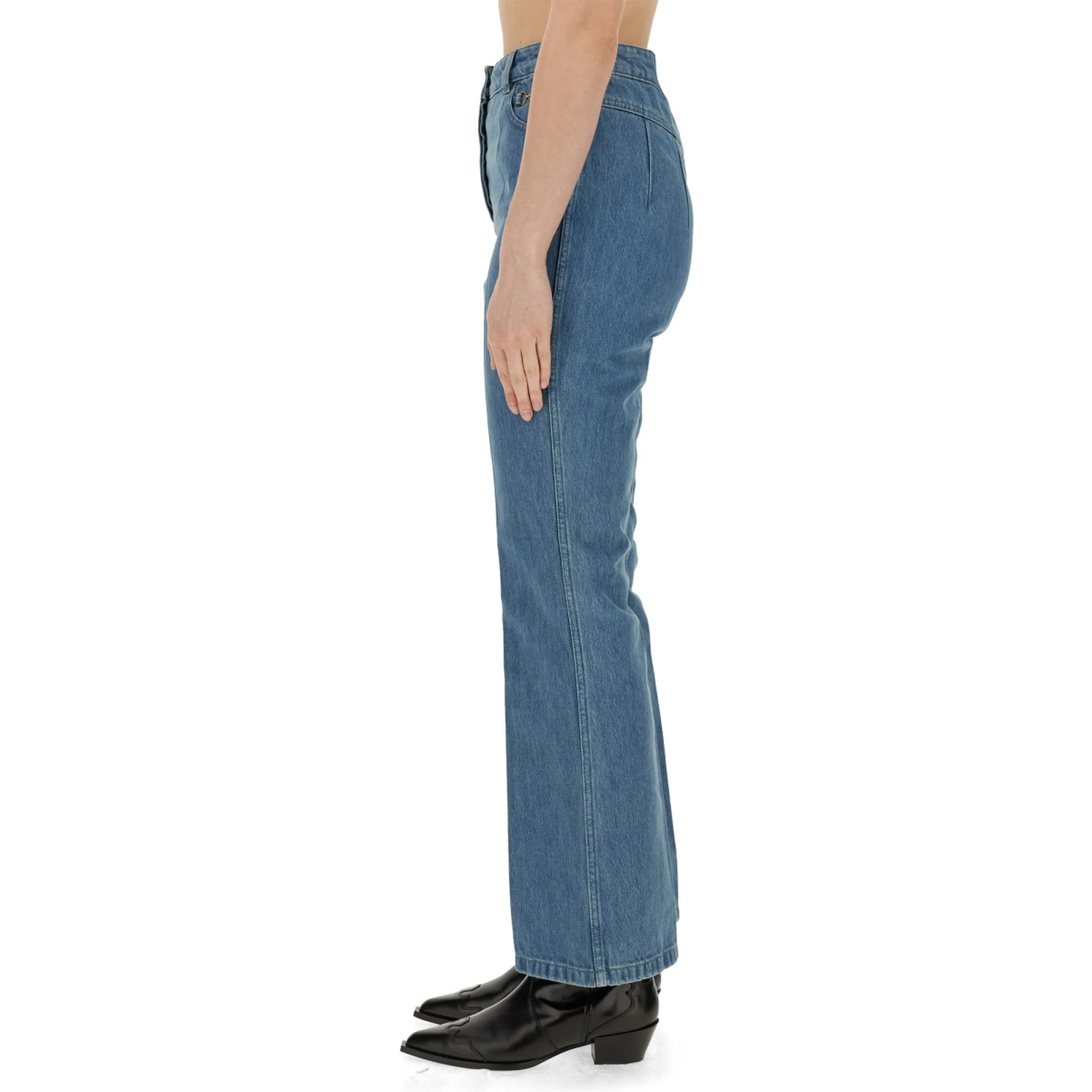 بنطلون جينز بقصة واسعة من الأسفل