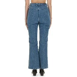 بنطلون جينز بقصة واسعة من الأسفل