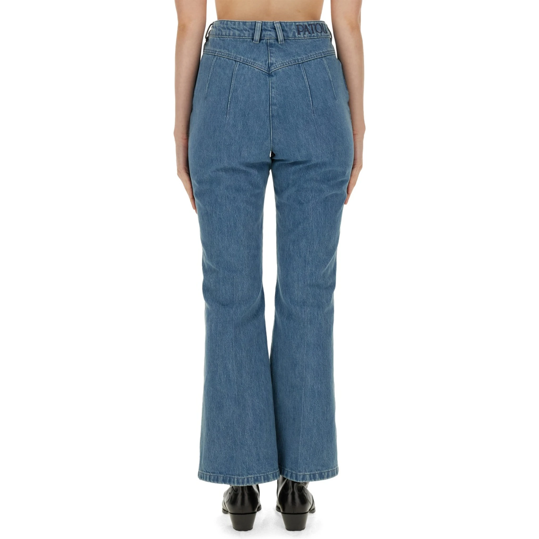 بنطلون جينز بقصة واسعة من الأسفل