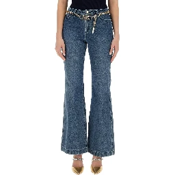 بنطلون جينز بقصة واسعة من الأسفل