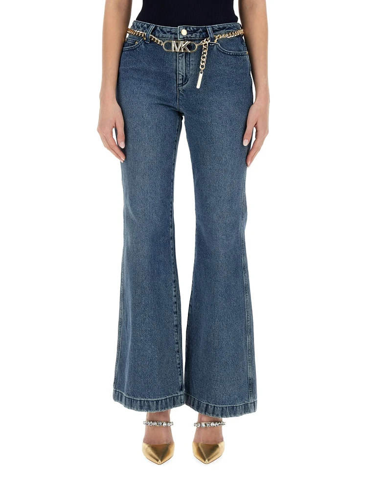 بنطلون جينز بقصة واسعة من الأسفل