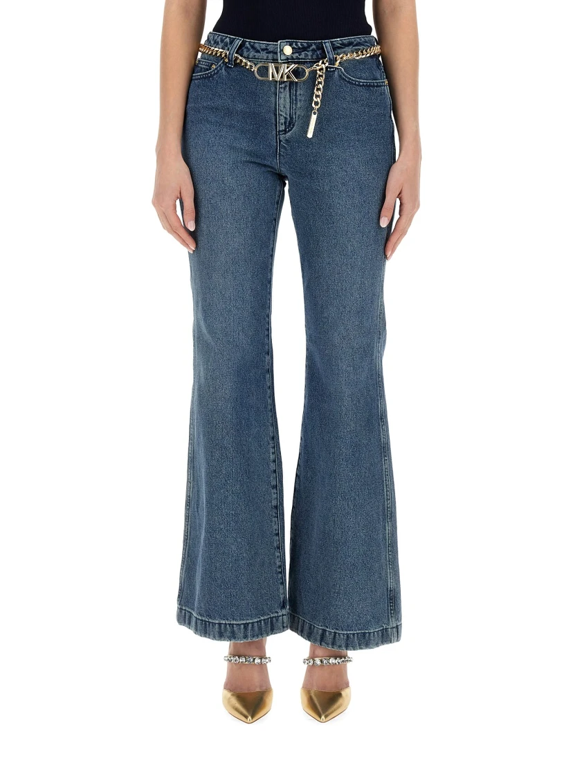 بنطلون جينز بقصة واسعة من الأسفل