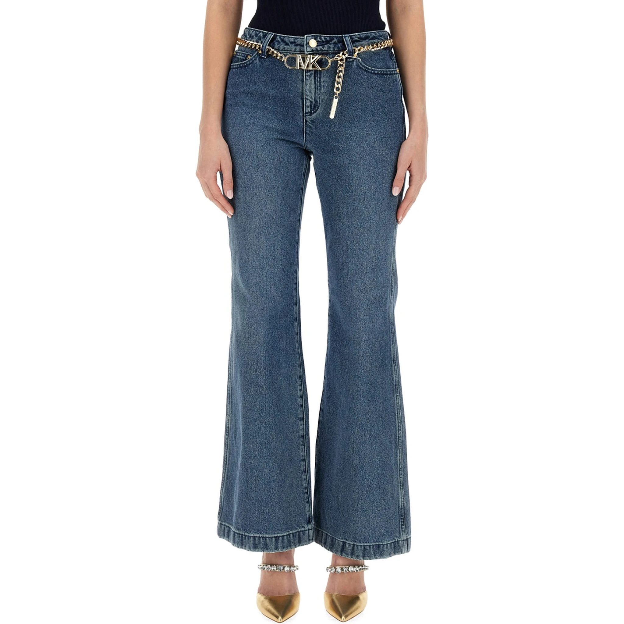 بنطلون جينز بقصة واسعة من الأسفل