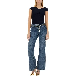 بنطلون جينز بقصة واسعة من الأسفل