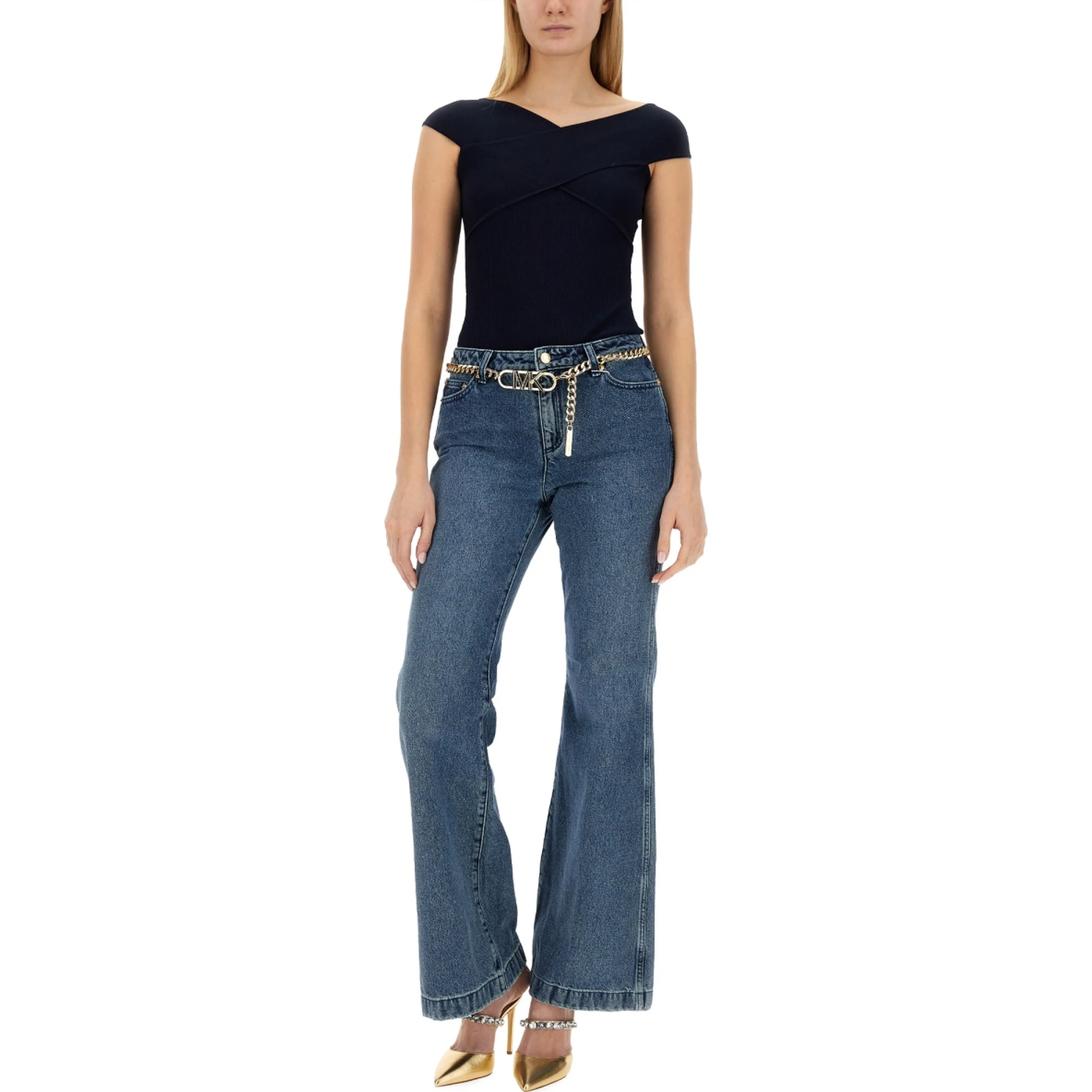 بنطلون جينز بقصة واسعة من الأسفل