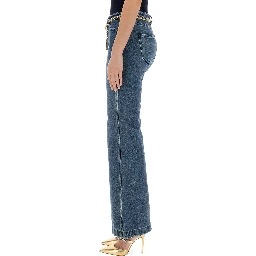 بنطلون جينز بقصة واسعة من الأسفل