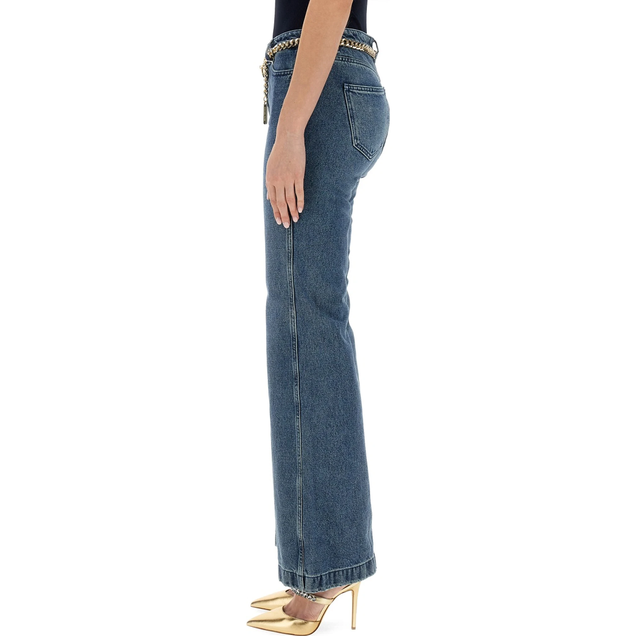 بنطلون جينز بقصة واسعة من الأسفل