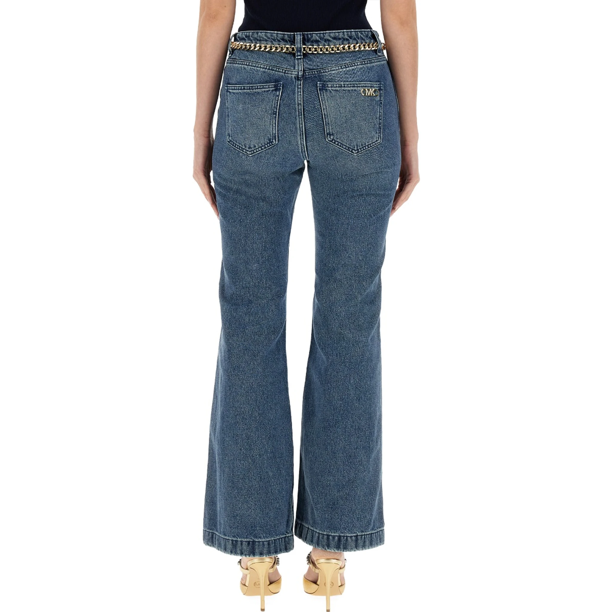 بنطلون جينز بقصة واسعة من الأسفل