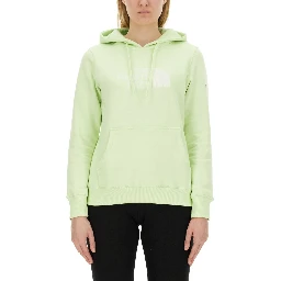 كنزة رياضية بشعار