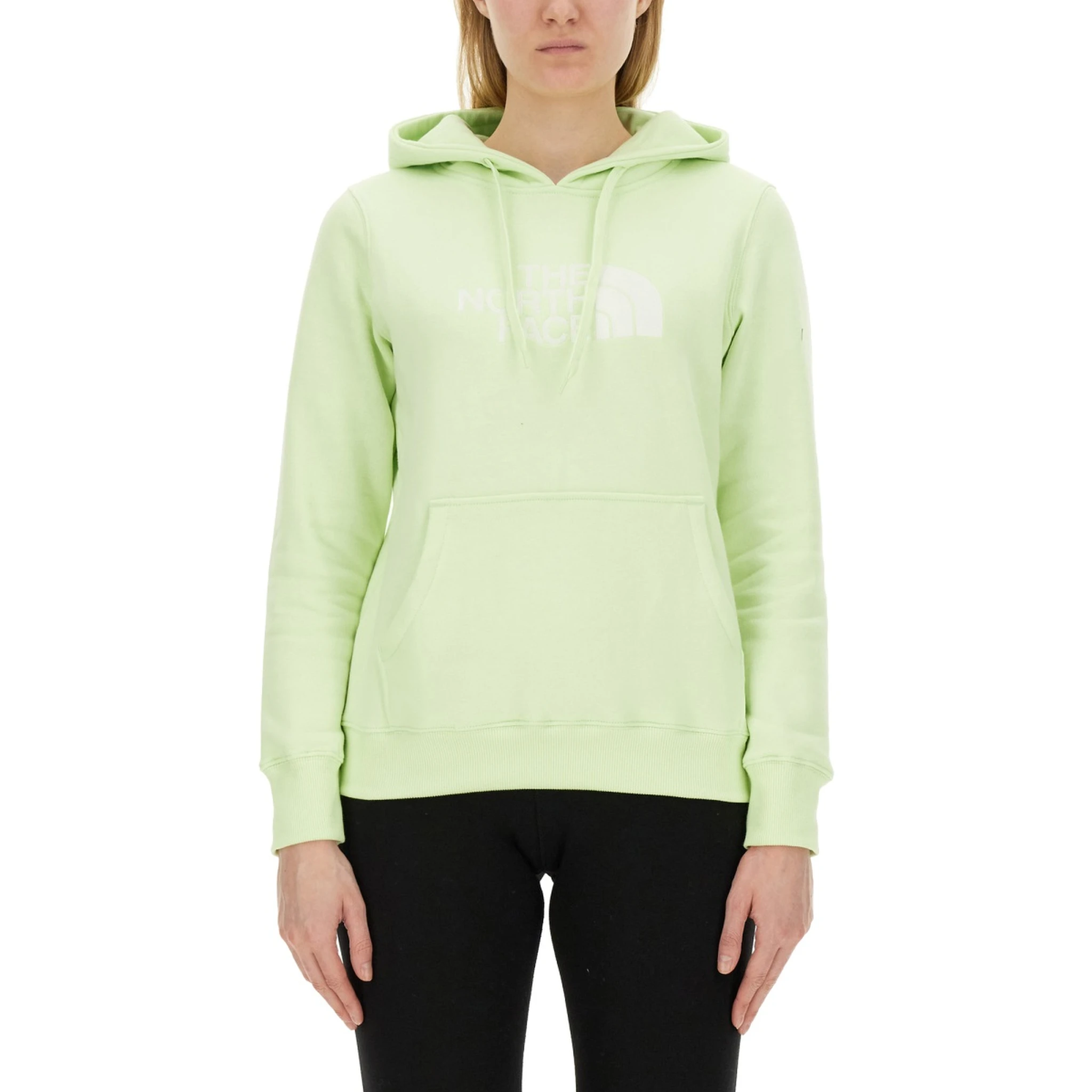 كنزة رياضية بشعار