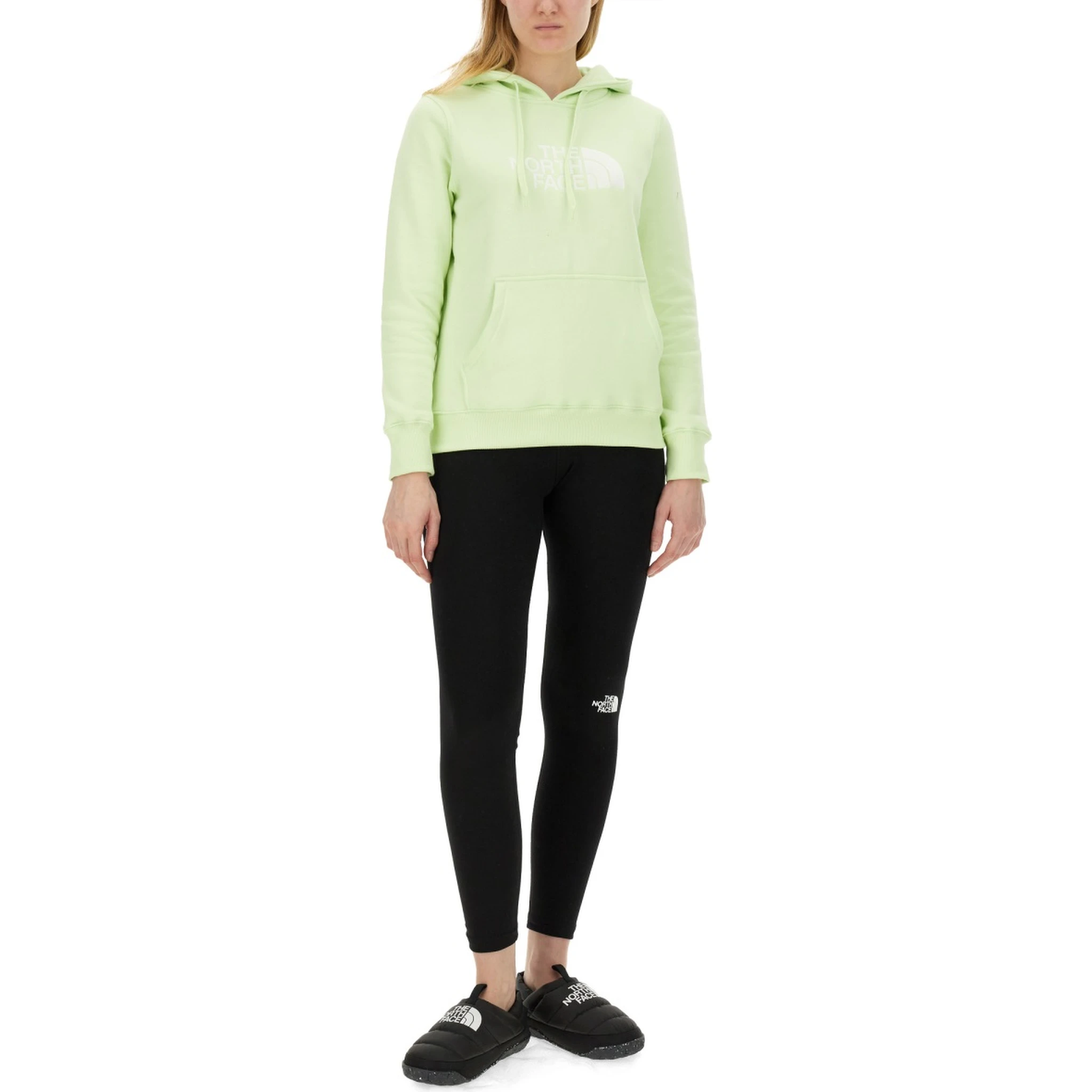 كنزة رياضية بشعار