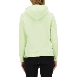 كنزة رياضية بشعار