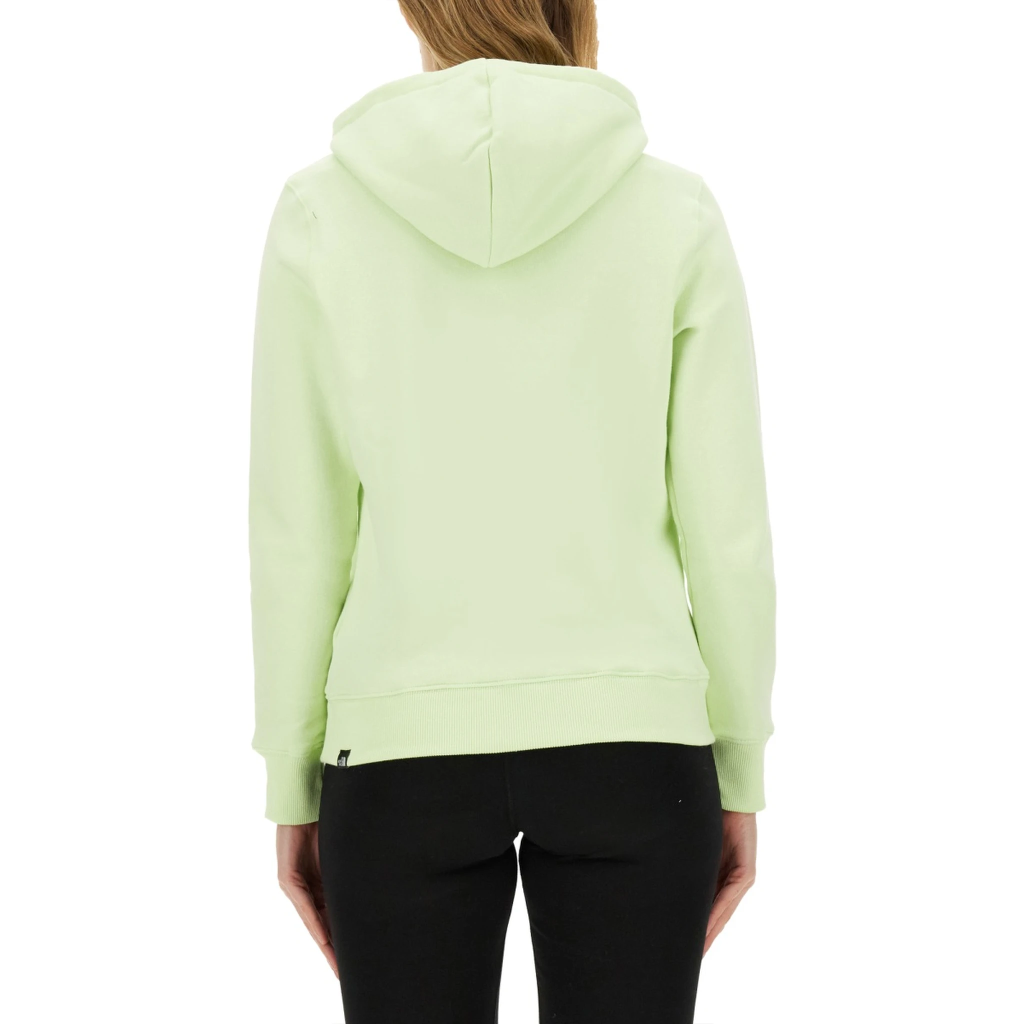 كنزة رياضية بشعار