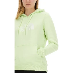 كنزة رياضية بشعار