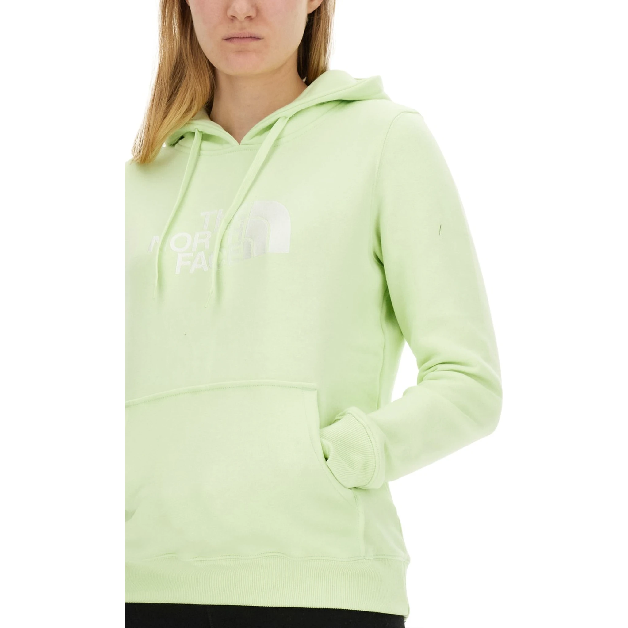 كنزة رياضية بشعار