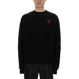 كنزة صوفية مطرزة على شكل قلب