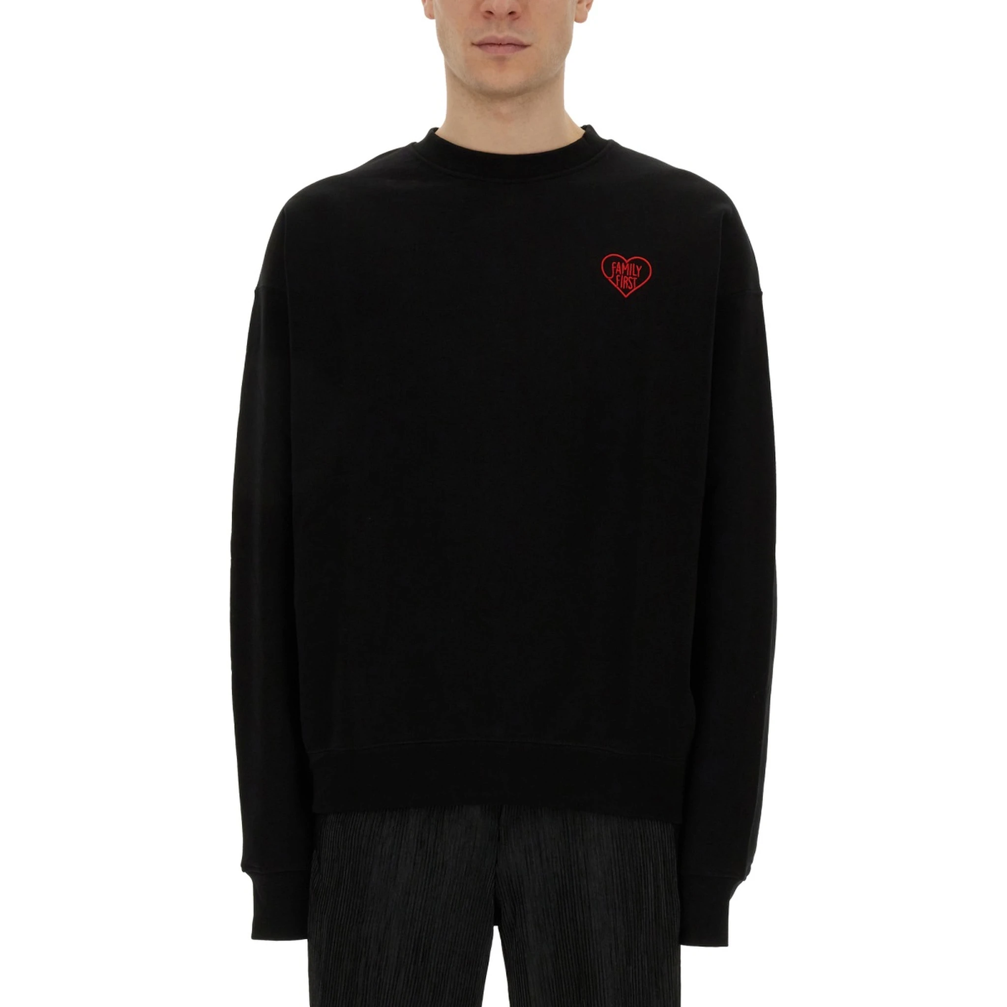 كنزة صوفية مطرزة على شكل قلب