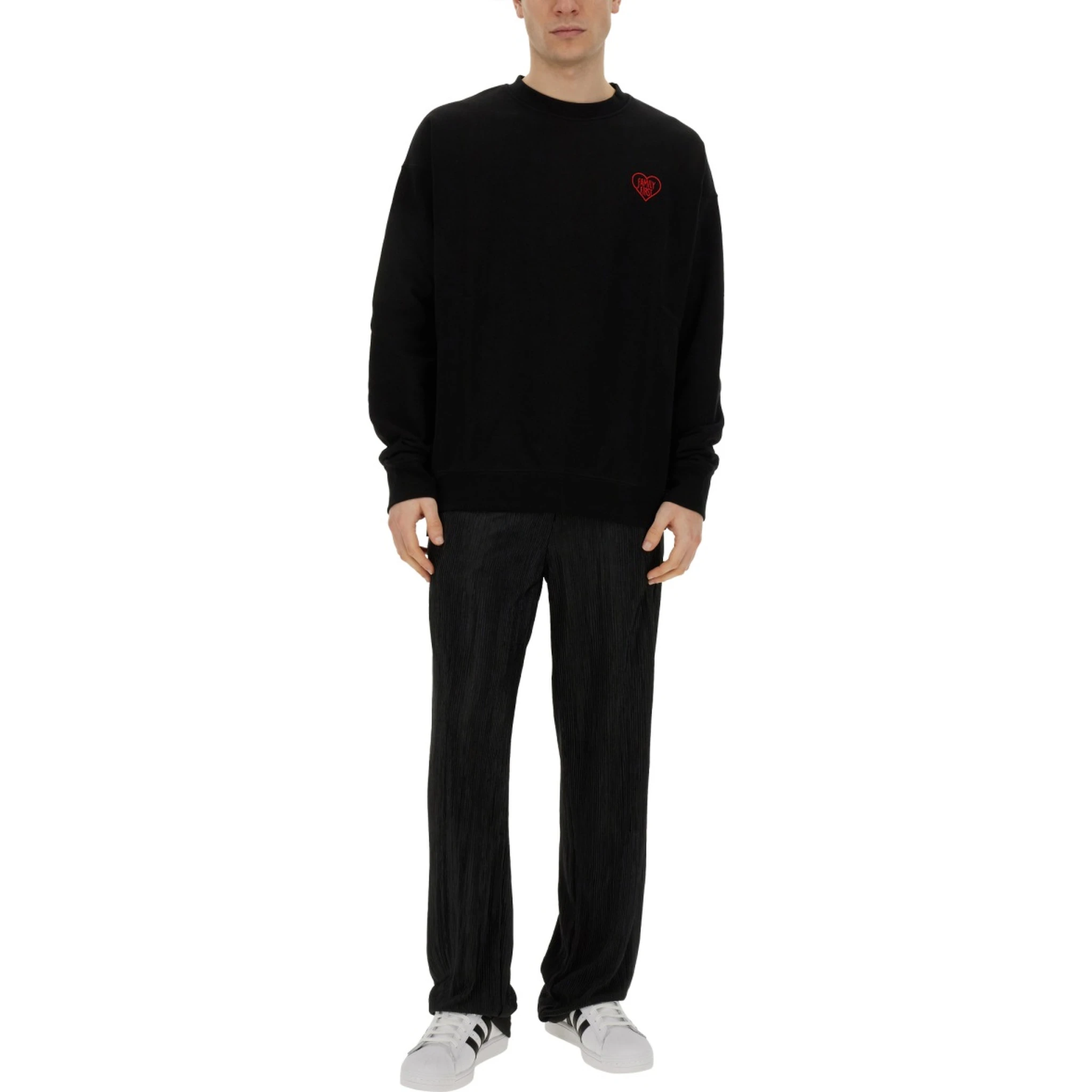 كنزة صوفية مطرزة على شكل قلب