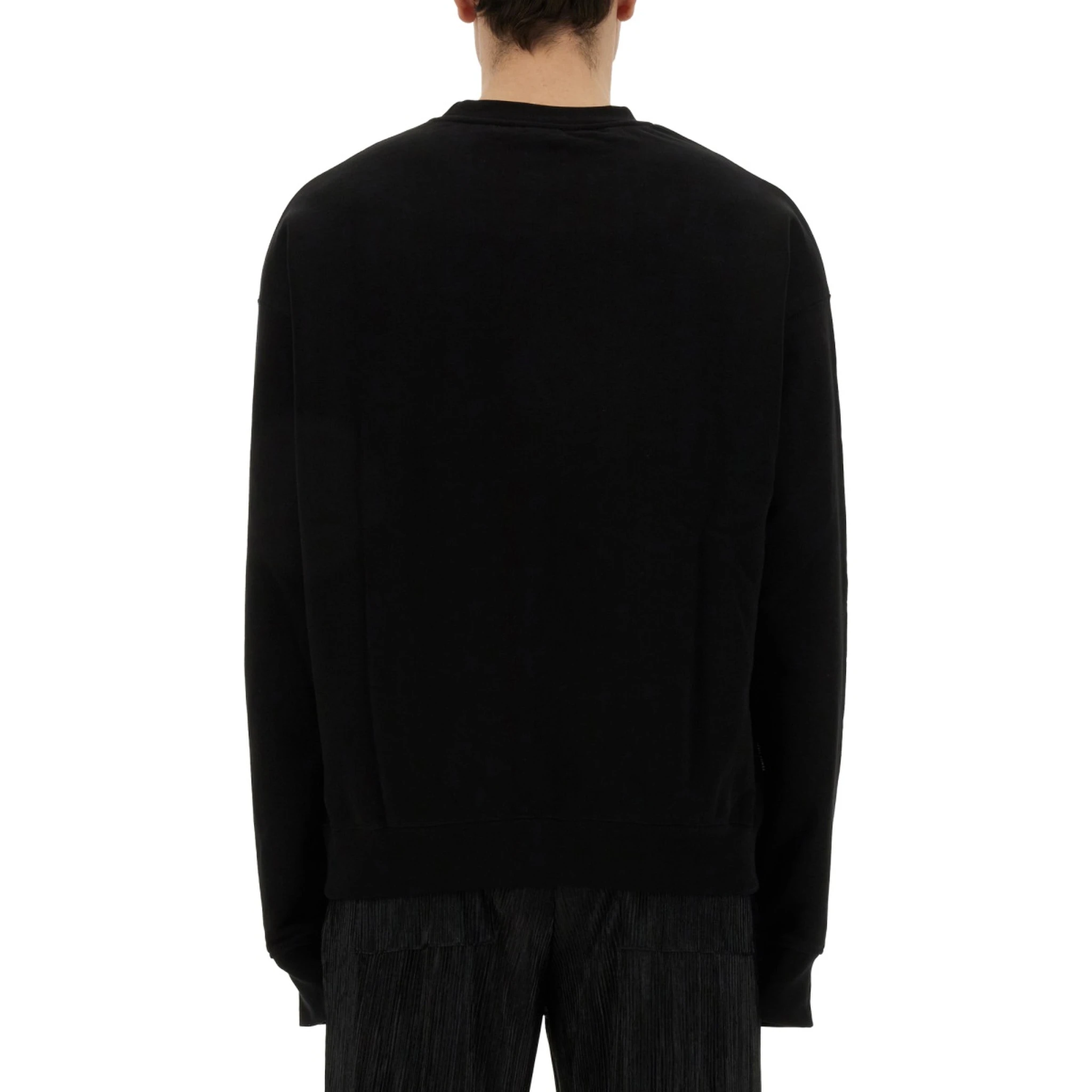 كنزة صوفية مطرزة على شكل قلب