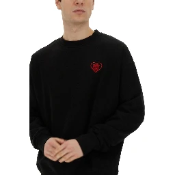 كنزة صوفية مطرزة على شكل قلب