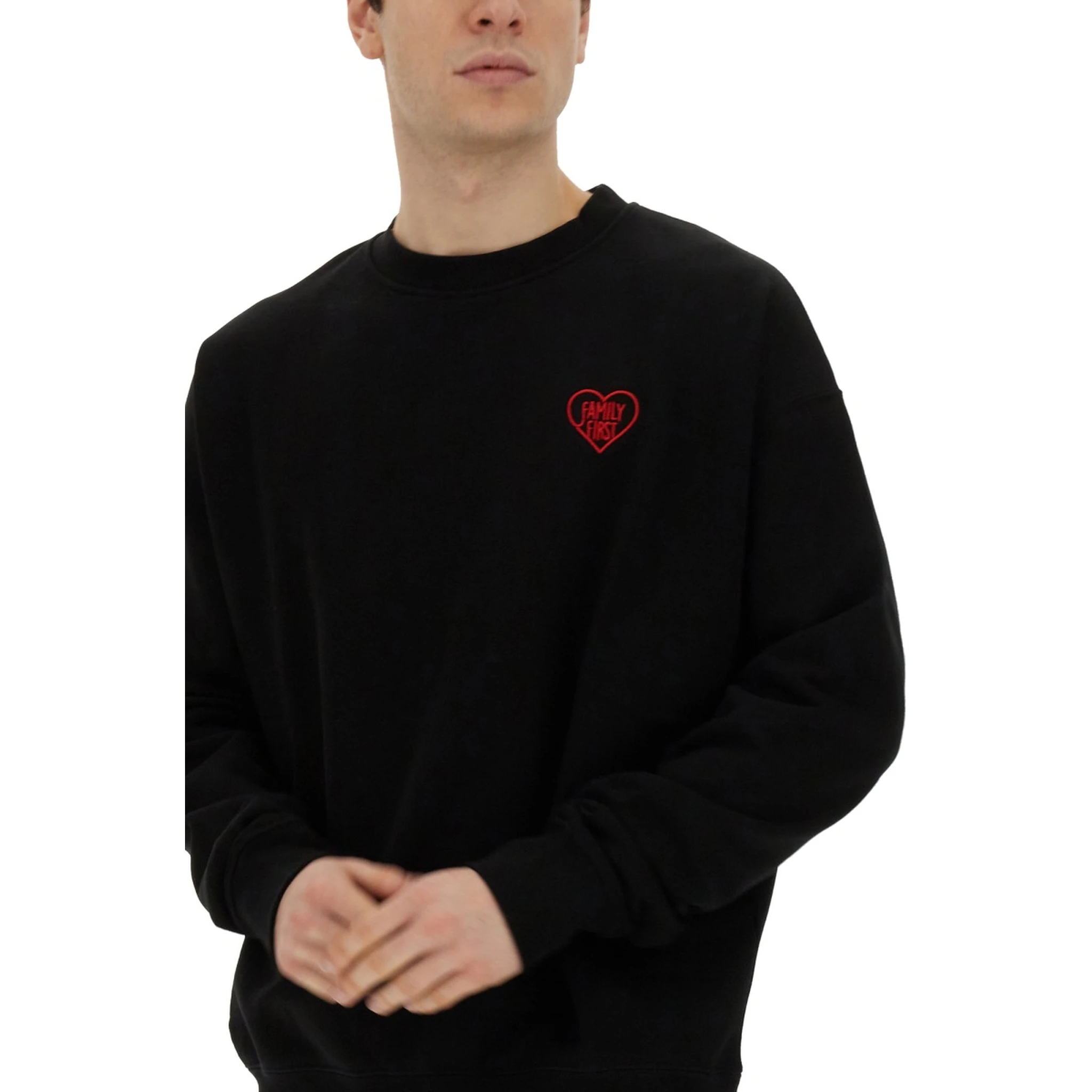 كنزة صوفية مطرزة على شكل قلب