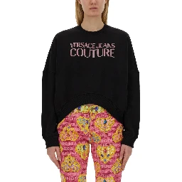 كنزة رياضية بشعار