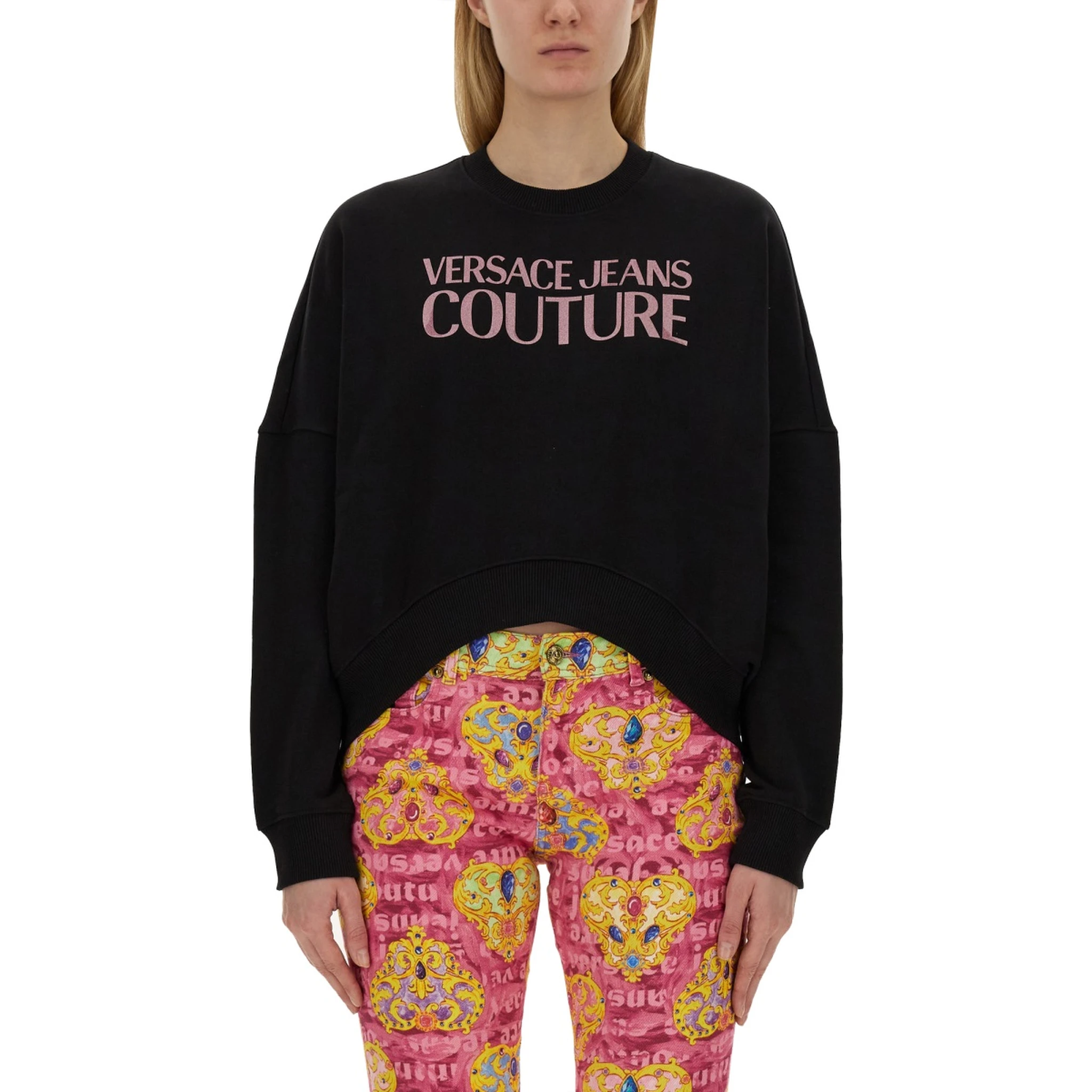 كنزة رياضية بشعار