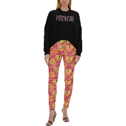 كنزة رياضية بشعار