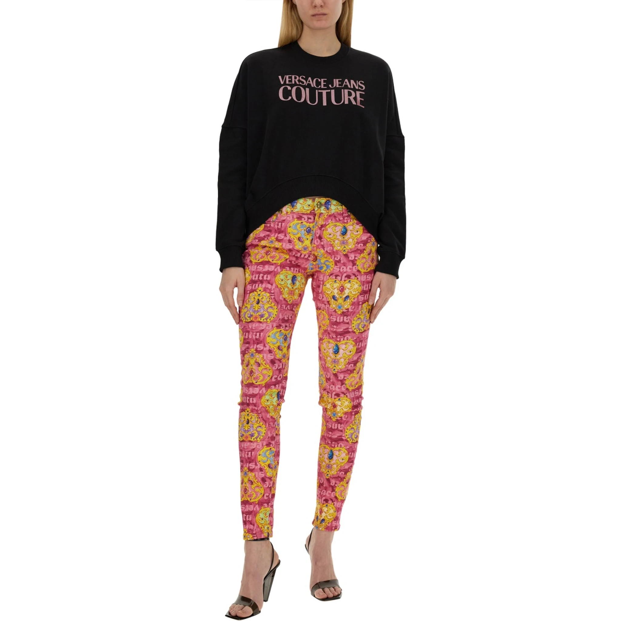 كنزة رياضية بشعار