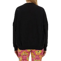 كنزة رياضية بشعار