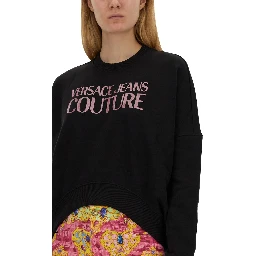 كنزة رياضية بشعار