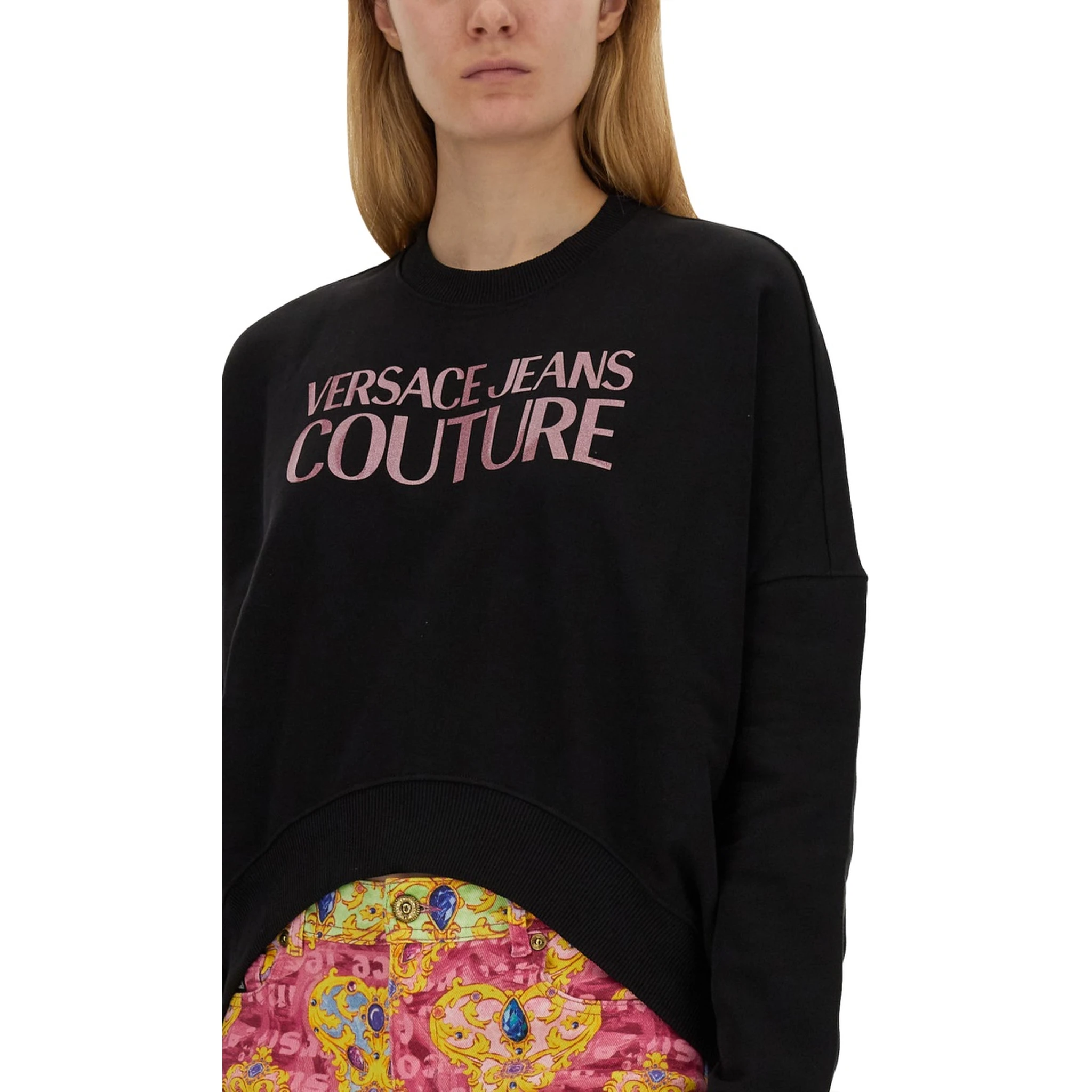 كنزة رياضية بشعار