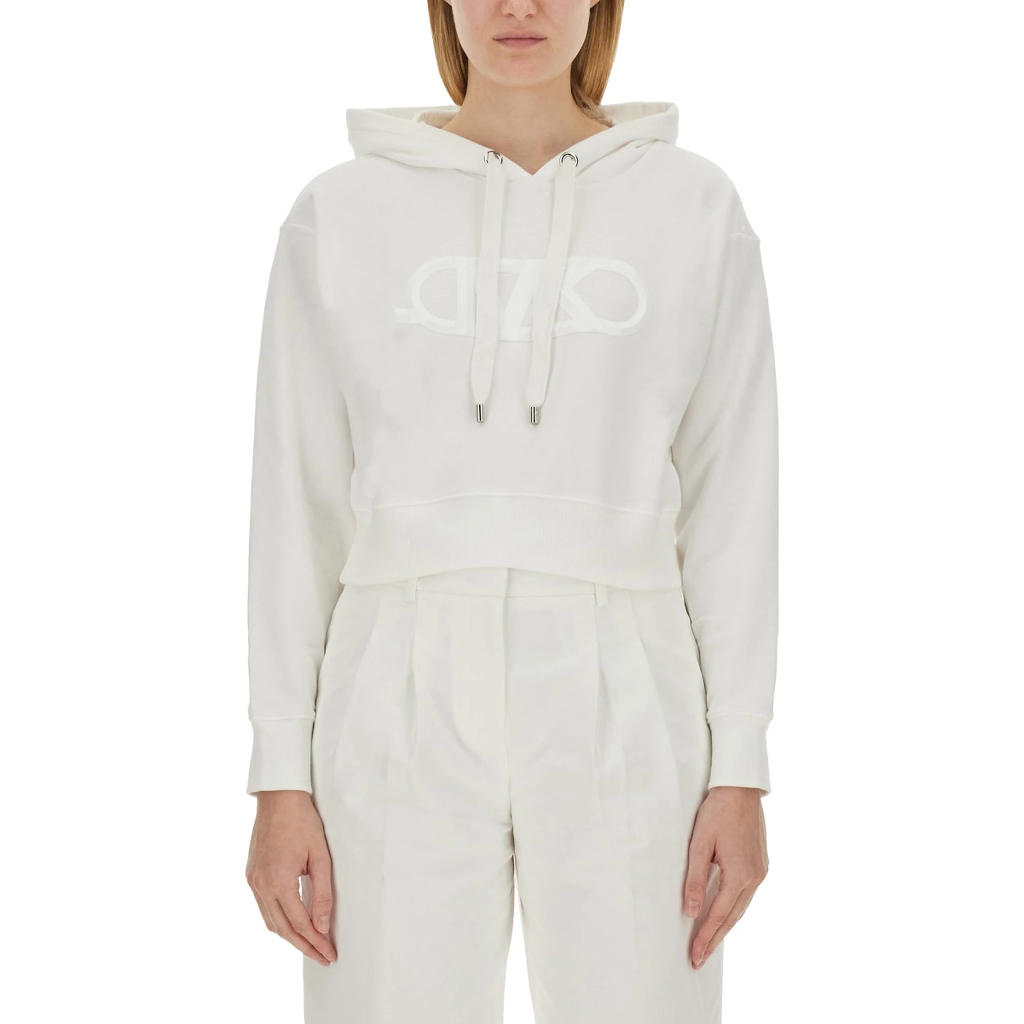 كنزة رياضية بشعار