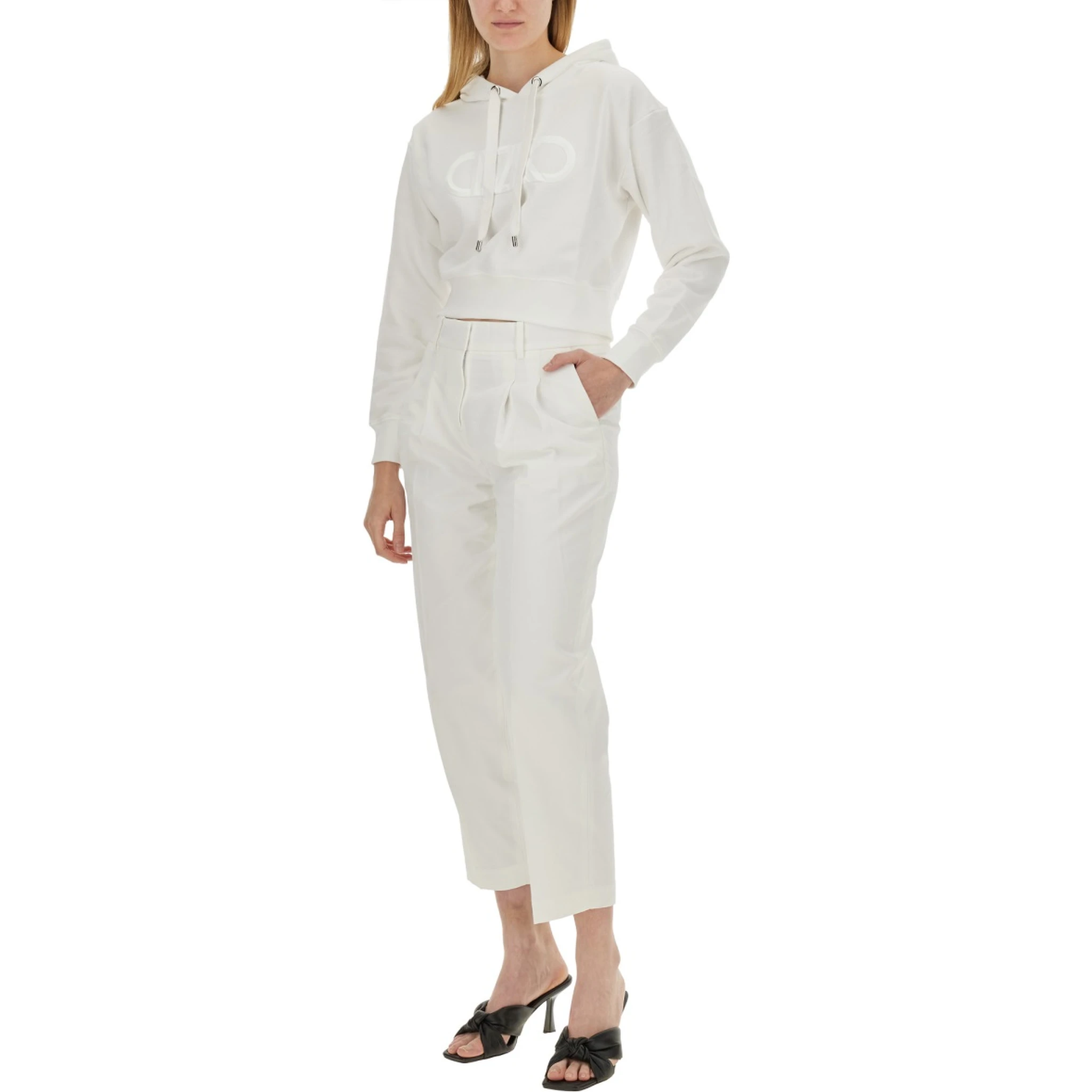 كنزة رياضية بشعار