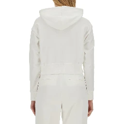 كنزة رياضية بشعار