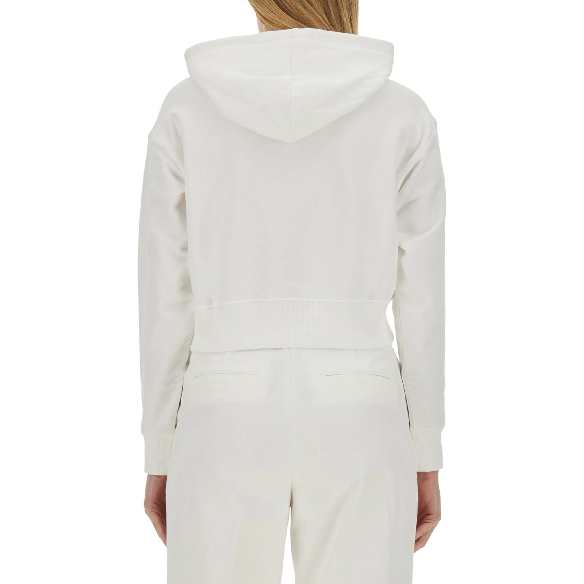 كنزة رياضية بشعار